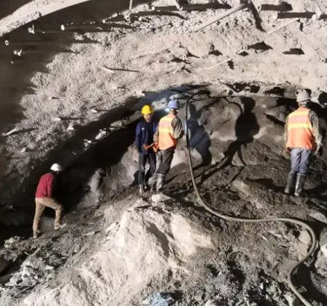 白沙拱顶带模注浆料的施工流程及注意事项